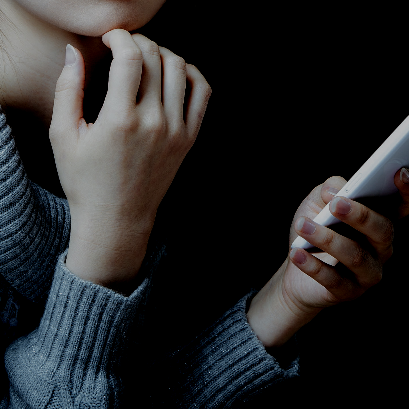 人間関係や職場・恋愛・家族・将来の不安に悩む人のイメージ